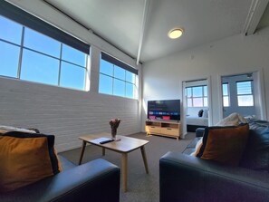 Apartamento superior | Área de estar | Smart TV 55 polegadas com canais via satélite, TV