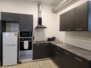 Refrigerador con freezer, microondas, horno, placa de cocina