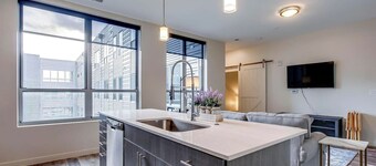 4th Street Suites - Opulent King Bed Suite
