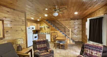 Beautiful Scenic River Cabin just 1/2 mile from Current River!