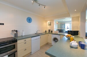 Refrigerador, lavavajillas, tetera/pava eléctrica, tostadora