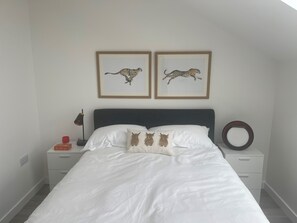 2 soverom, skrivebord, strykejern/-brett og wi-fi (mot et tillegg)