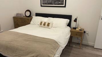 2 Schlafzimmer, Schreibtisch, Bügeleisen/Bügelbrett, WLAN