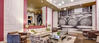 4th Street Suites - Extravagant King Bed Suite