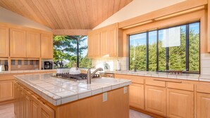Rumah, Beberapa Tempat Tidur, hot tub | Dapur pribadi | Mesin pembuat kopi/teh, lemari es, microwave, dan oven