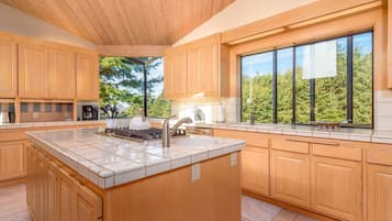 House, Multiple Beds, Hot Tub | Private kitchen | Fridge, microwave, oven, stovetop