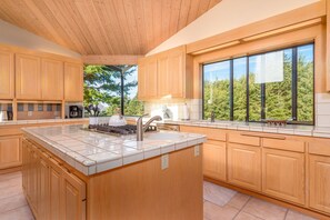 House, Multiple Beds, Hot Tub | Private kitchen | Fridge, microwave, oven, stovetop - Riverview (Sea Ranch)