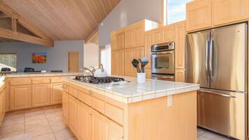 Hus - flera sängar - bubbelpool | Eget kök | Kylskåp, mikrovågsugn, ugn och spishäll