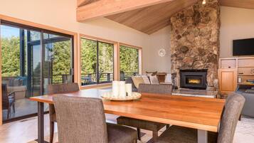 House, Multiple Beds, Hot Tub | Dining