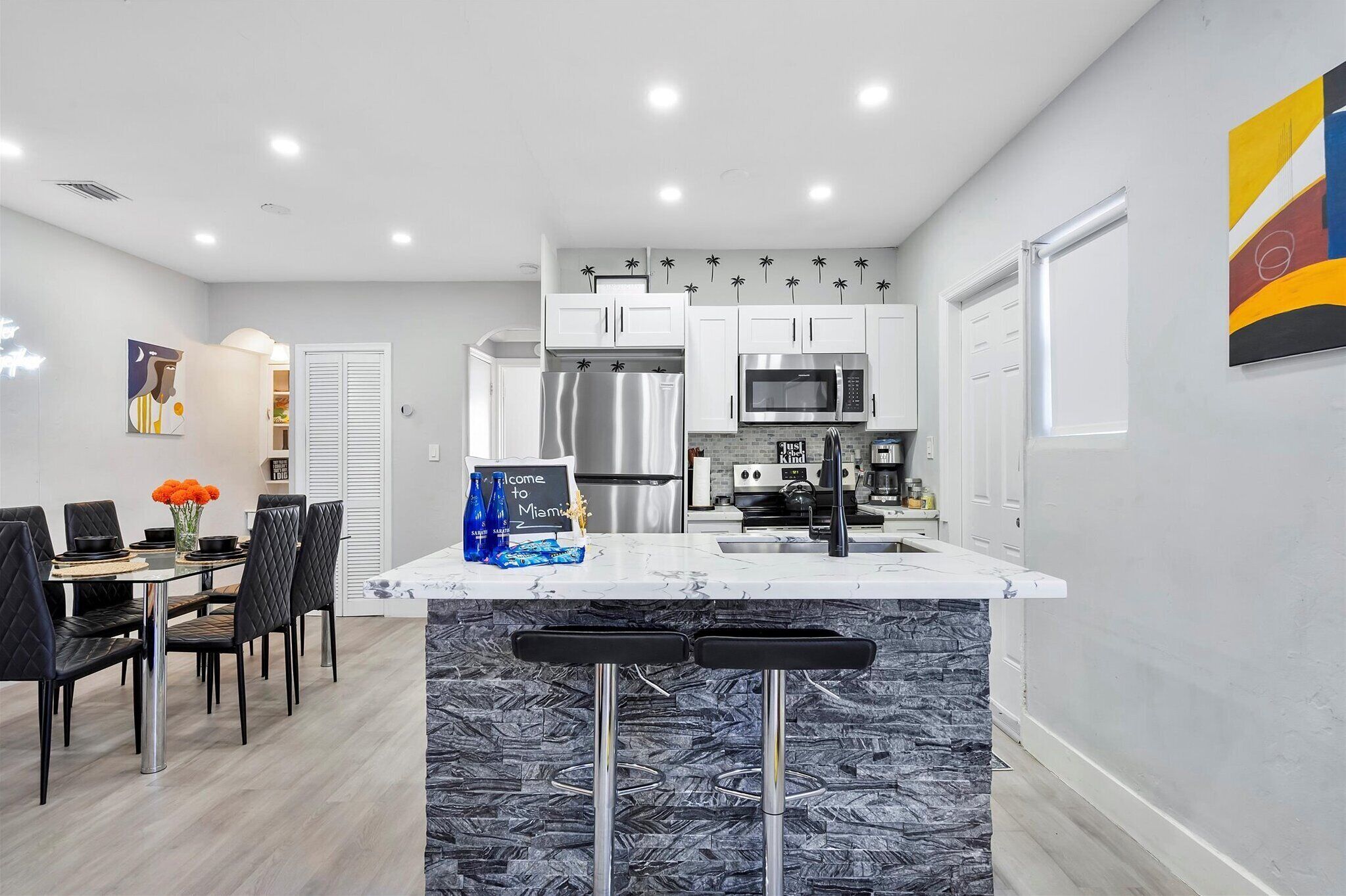 Refrigerador, microondas, horno y parrilla de estufa 