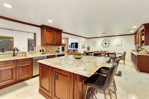 Fridge, microwave, oven, stovetop - Naranja Grove Ranch-Villa in North Chandler (Chandler)