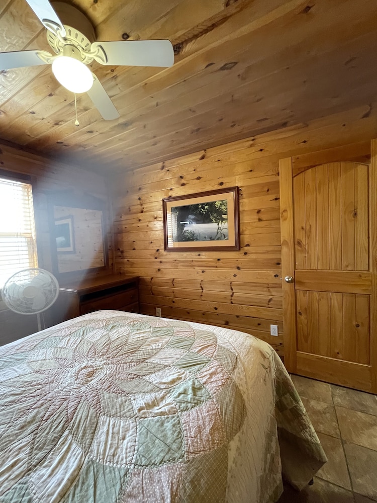 Beautiful Scenic River Cabin just 1/2 mile from Current River! Van