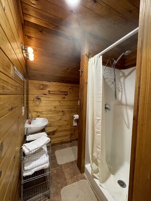 Shower, towels, soap, shampoo - Beautiful Scenic River Cabin just 1/2 mile from Current River! (Van Buren)