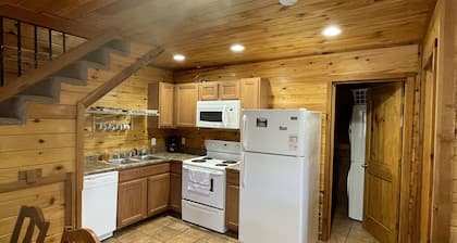 Beautiful Scenic River Cabin just 1/2 mile from Current River!