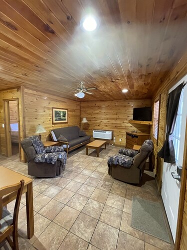 Beautiful Scenic River Cabin just 1/2 mile from Current River!