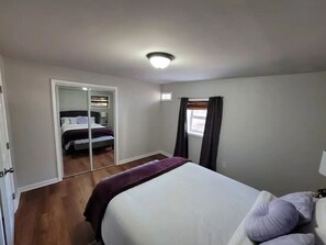 4 bedrooms, desk, iron/ironing board, free WiFi - Quaint home in a quiet neighborhood!! Near airport! (East Point)