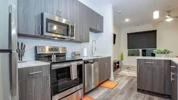 Refrigerador, microondas, horno y parrilla de estufa