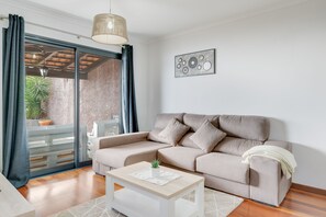 Familie villa | Woonruimte | Een 42-inch flatscreentelevisie met kabelzenders en televisie