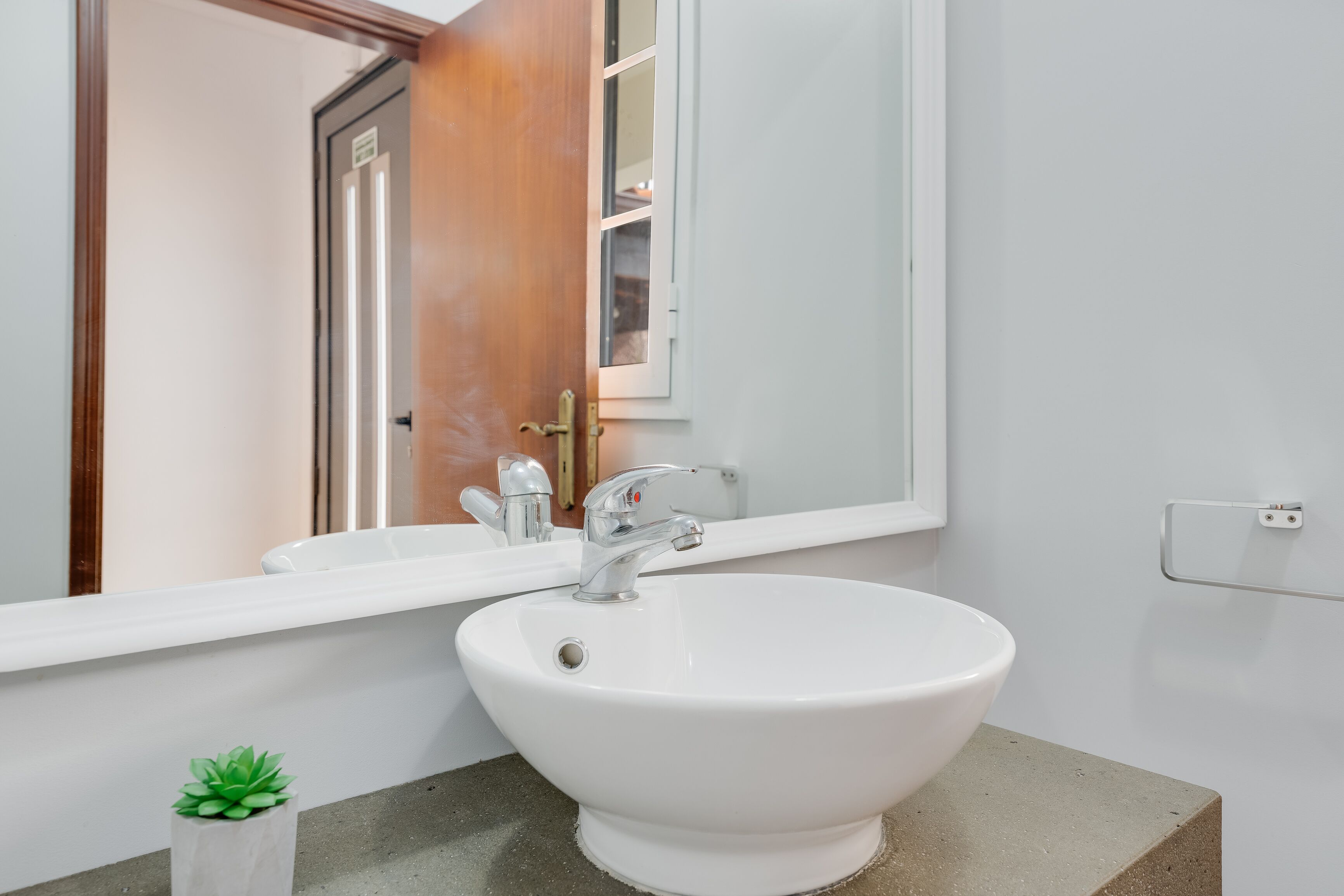 Familie villa | Badkamer | Een douche, een regendouche, een haardroger, een bidet