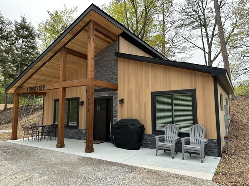 Ridge View - Walk to Glen Arbor - Pet-Friendly - Close to Sleeping Bear Dunes