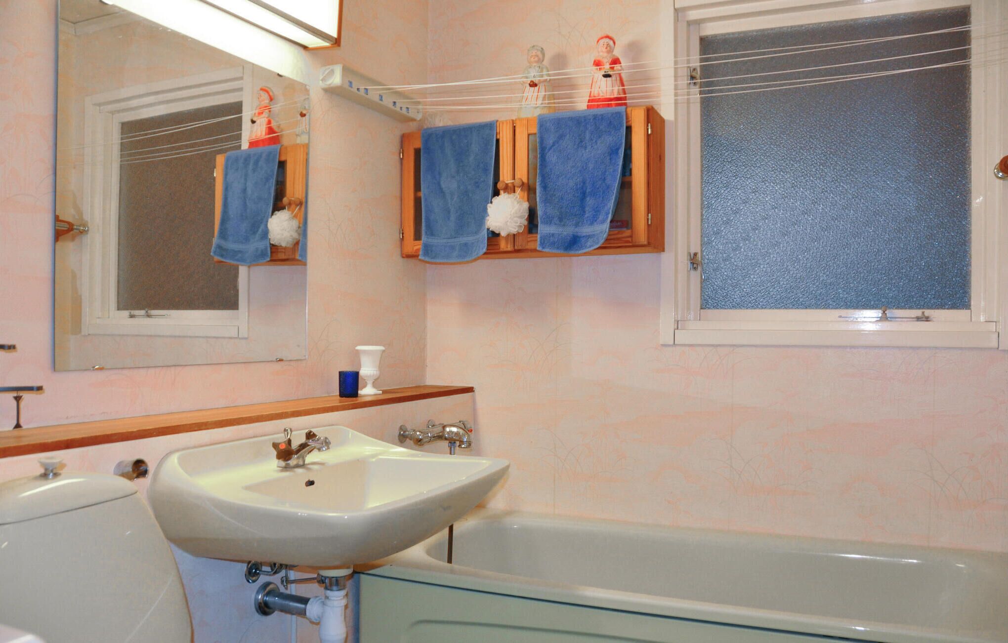 Combined shower/bathtub
