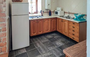 Kühlschrank, Mikrowelle, Kochgeschirr/Geschirr/Besteck