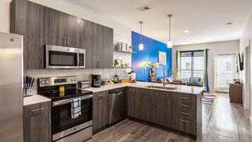 Refrigerador, microondas, horno, placa de cocina