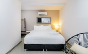 1 bedroom, desk, Internet, bed sheets