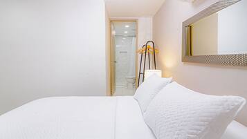 1 bedroom, desk, internet, bed sheets