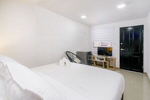1 bedroom, desk, Internet, bed sheets