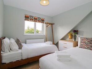 3 bedrooms, individually decorated, individually furnished, free WiFi - Birch House (Corsham)