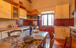 Fridge, microwave, coffee/tea maker, cookware/dishes/utensils - 2 bedroom pet friendly apartment in Volterra (Volterra)