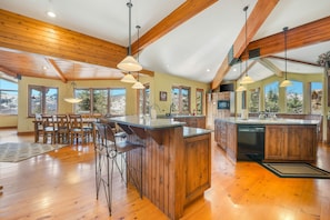 Fridge, microwave, oven, stovetop - Deer Valley Owl Retreat - 6 BR/12 people/hot tub/Mins2ski (Park City)