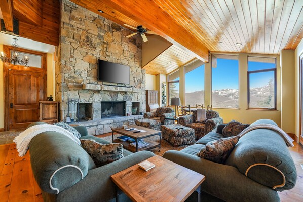 スマートテレビ、暖炉、テーブルサッカー台