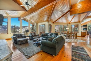 スマートテレビ、暖炉、テーブルサッカー台