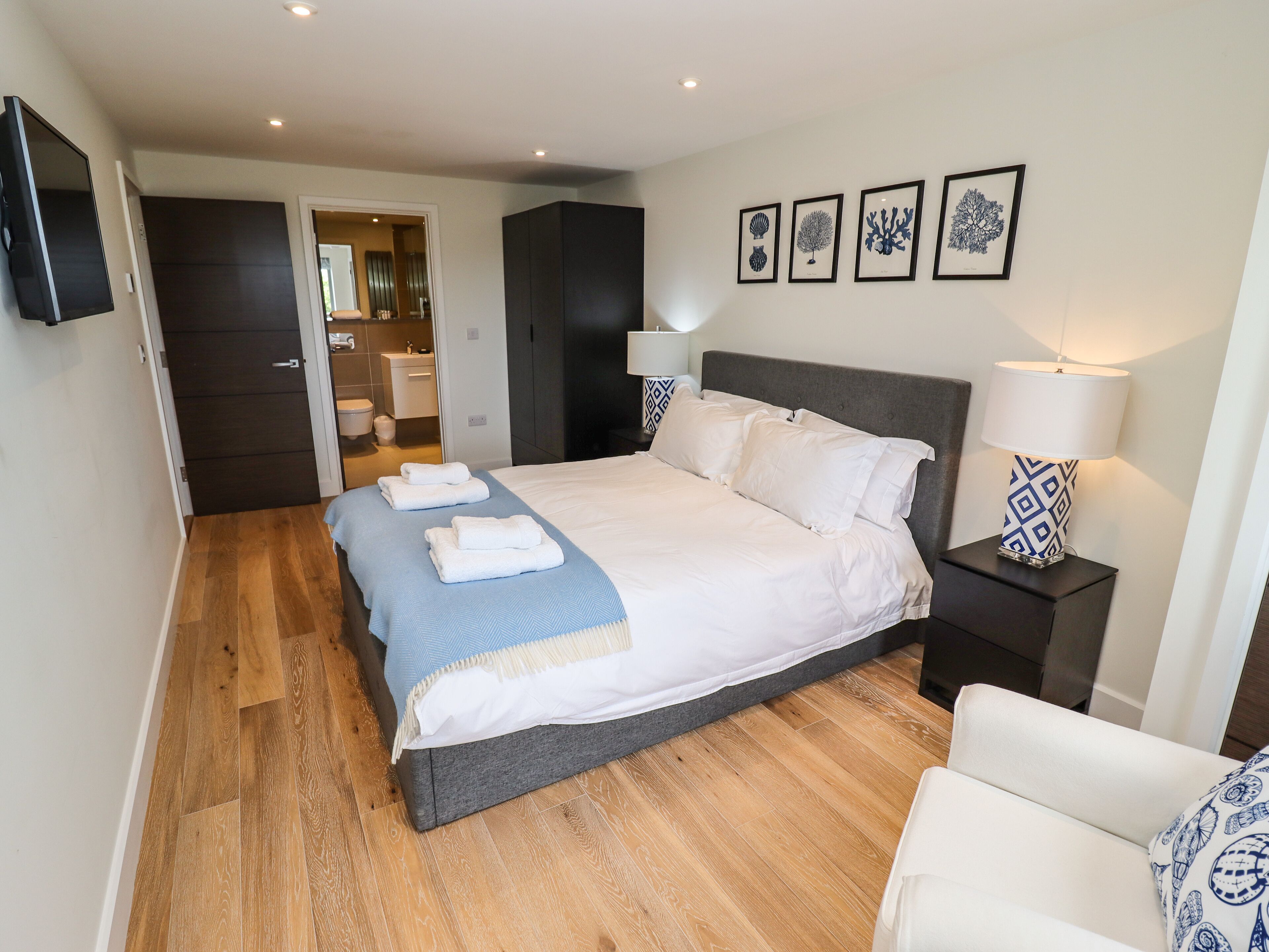 2 bedrooms, individually decorated, individually furnished, free WiFi