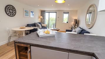 Jääkaappi, astianpesukone, vedenkeitin, leivänpaahdin