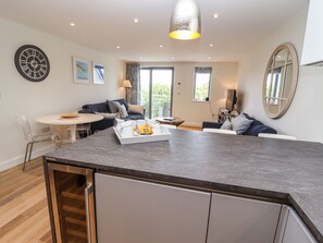 冰箱、洗碗机、电热水壶、烤面包机