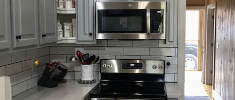 Refrigerador, microondas, horno y parrilla de estufa