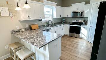 KylskÄp, mikrovÄgsugn, ugn och spishÀll