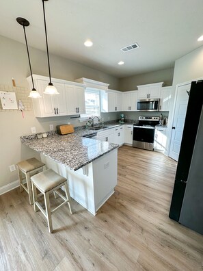 ثلاجة، ميكروويف، فرن، موقد طهي مسطح