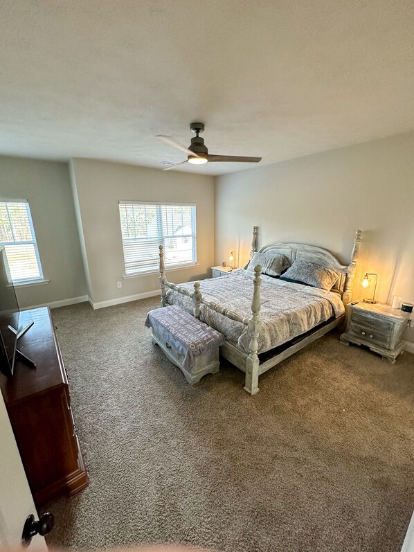 3 عدّة غرف نوم وواي فاي وملاءات أسرّة