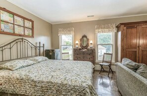 4 bedrooms, desk, free WiFi, bed sheets