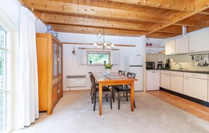 Een koelkast, een kookplaat, een vaatwasser