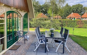 Outdoor dining - Gorgeous home in IJhorst with WiFi (IJhorst)