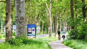 A pathway lined with trees and a sign indicating 'IJhorst gem. Staphorst' with a speed limit of 30 and no parking. - Gorgeous home in IJhorst with WiFi (IJhorst)