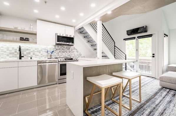 Refrigerador, microondas, horno, placa de cocina