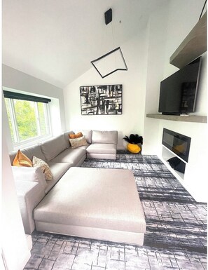 Smart-TV, Kamin, Bücher