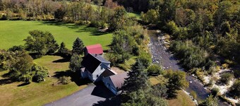 Riverfront, family fun, amazing rec room, close to Magic & Okemo