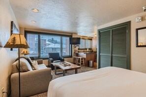 開放式客房, 1 張加大雙人床和 1 張沙發床, 廚房, 山景 (Peak 9 Hideaway) | 1 間臥室、獨特裝潢、布置獨特、免費無線上網